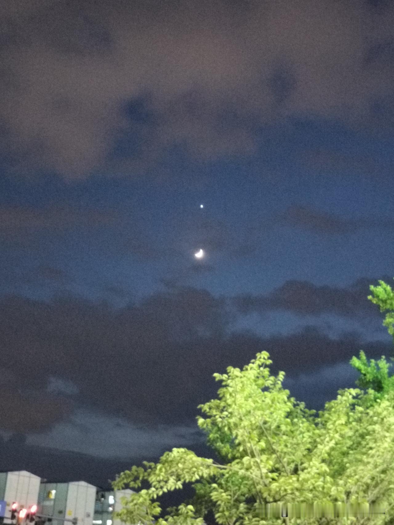 今天晚上，拍到月亮的正上方有一颗很亮的星星，如图所示