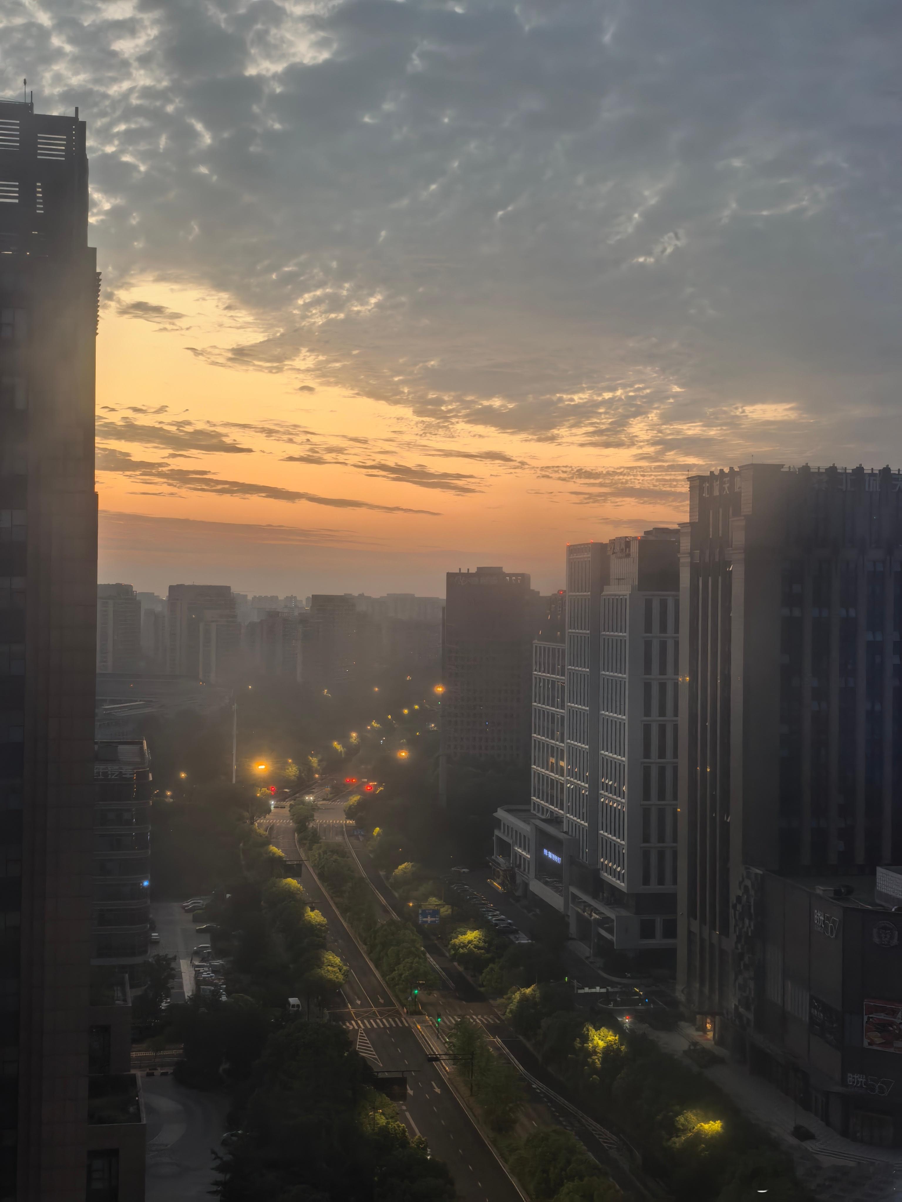 朋友们早你们猜这是今早的日出还是昨晚的日落[doge] ​​​