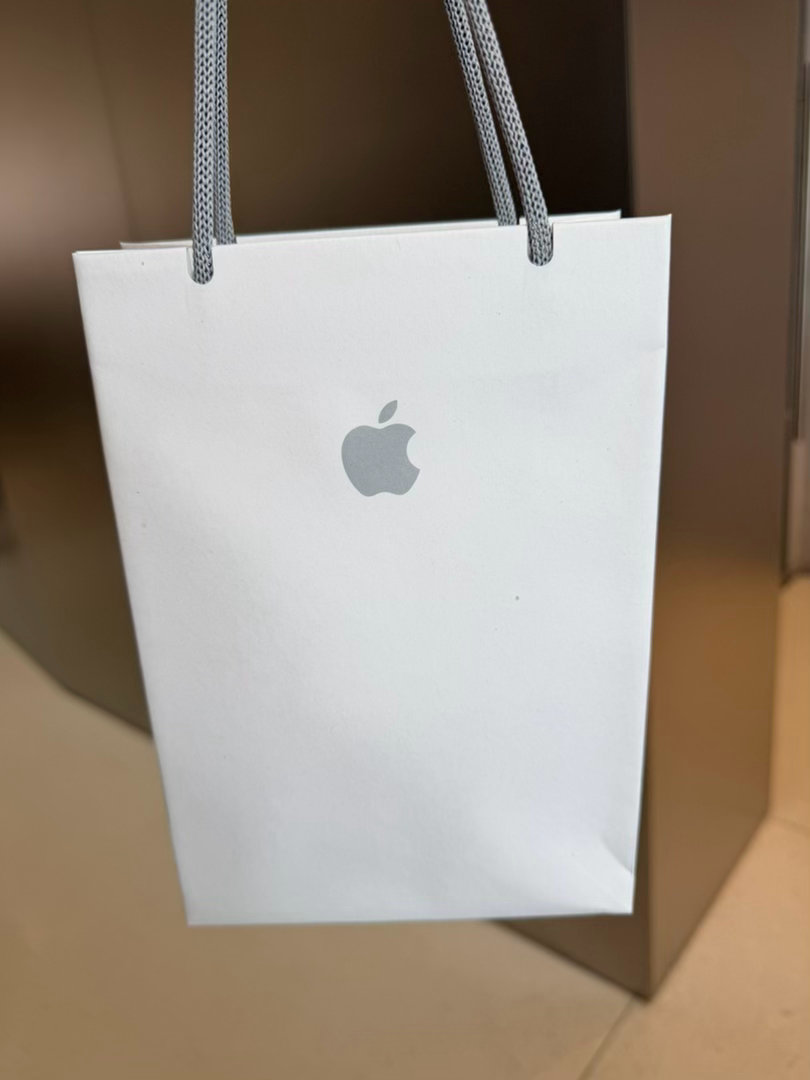5月份买的AirPods4，今天去试了一下AirPods5，立马入手了[开学季]