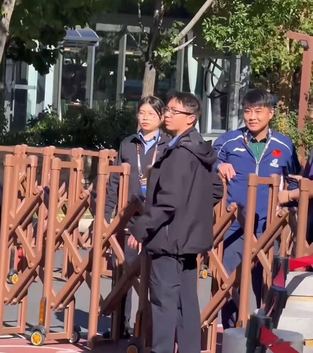 极端球迷辱骂王皓事件后续来了：三名女生被行政拘留，另有17人被批评教育。说来也奇