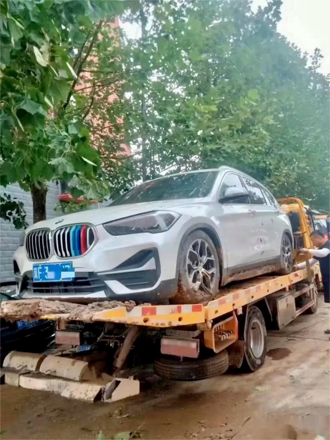 有网友问这样的宝马车5万块可以入手吗？你们觉得划算吗？ ​​​