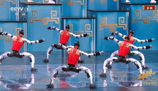 宇树科技机器人第三次登上春晚舞台，数十台人形机器人完成翻跟头、舞棍、跑跳空翻等武