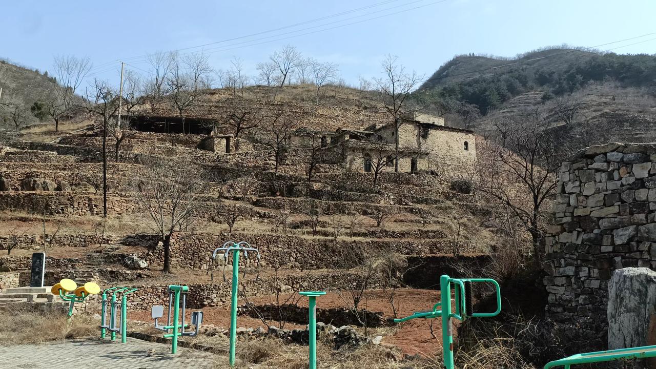 夫妻二人隐居深山老林，不离不弃开荒建房、生息繁衍，竟成就了一个村落！
夫妻二人创