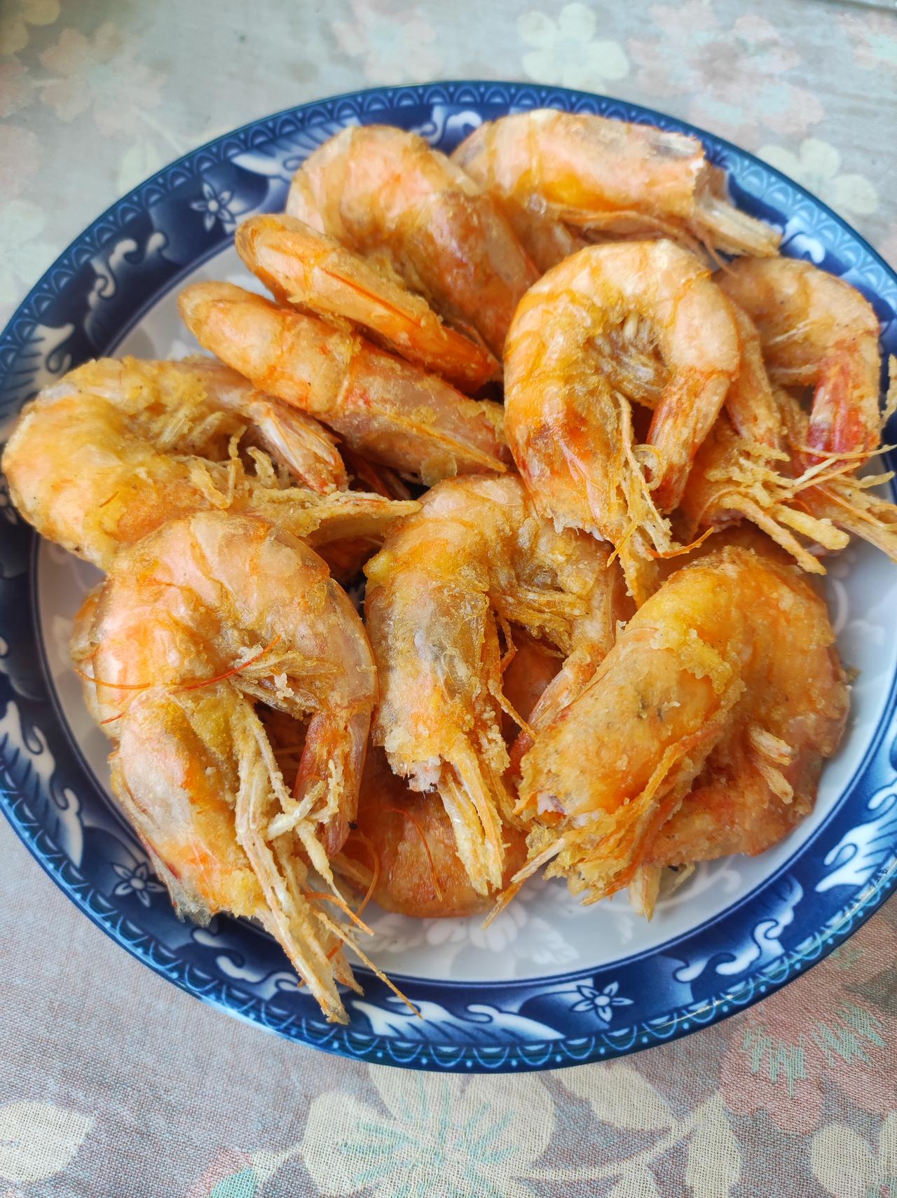 街边美食（2）

香酥虾20元买了15个，物有所值。四喜丸子一个5元，味道还不错