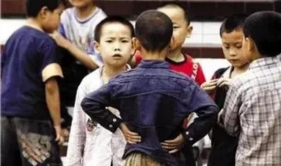 2024年，河北，一名男生在学校遭同班同学持刀袭击，捅伤左前胸、右侧胸壁等部位，