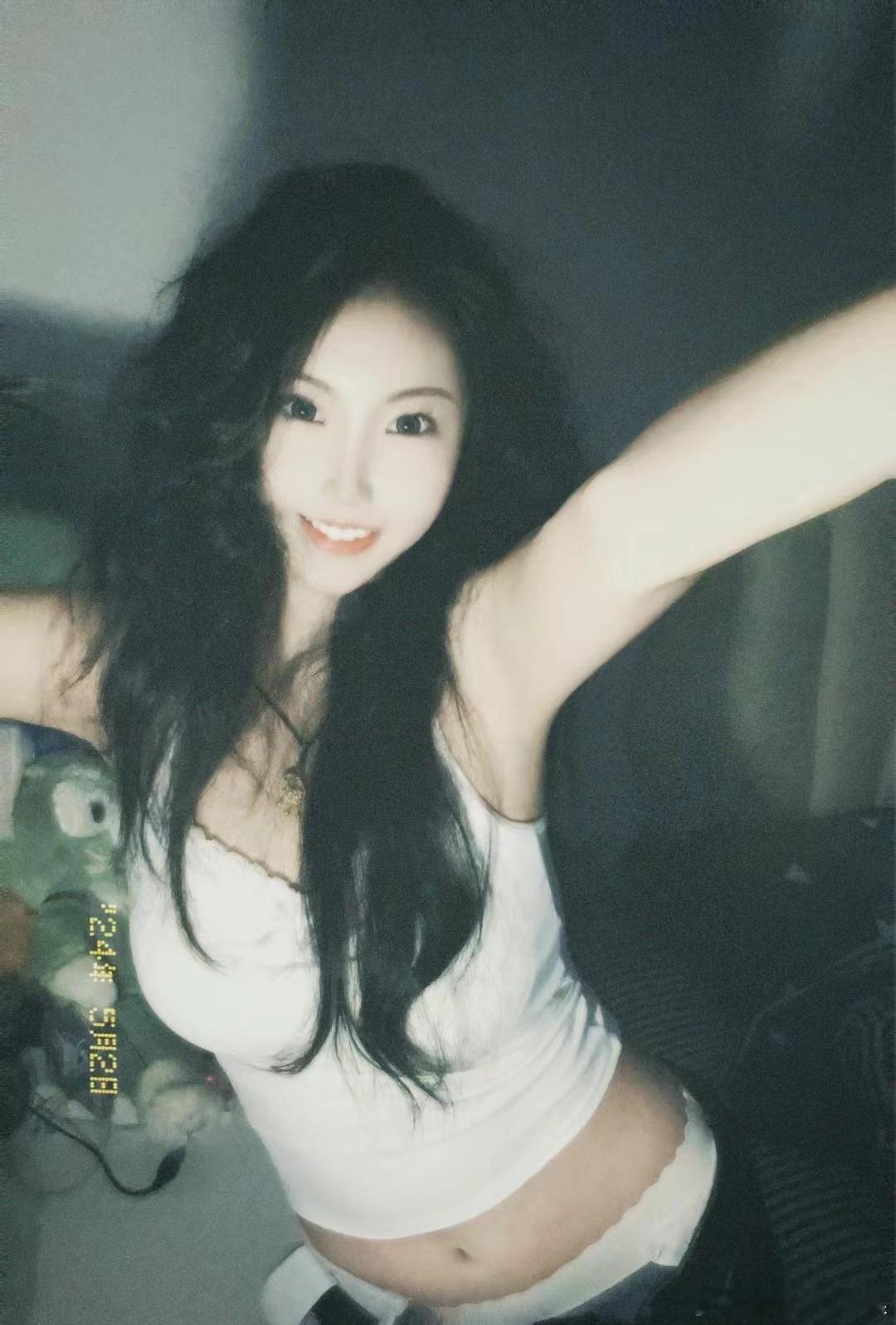 此刻的我，就像这未完的歌，自在又洒脱。白色上衣，黑色裤子，简单却是我最爱的旋律[