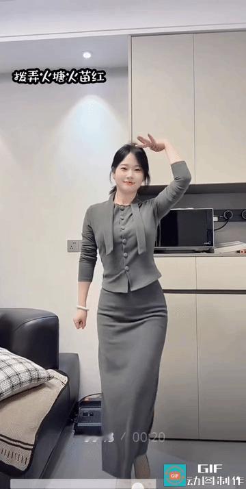 不露肩也不露背，人美随便一摇，她都是精品。
让孟德眼睛一亮的是，此女还没有纹身。