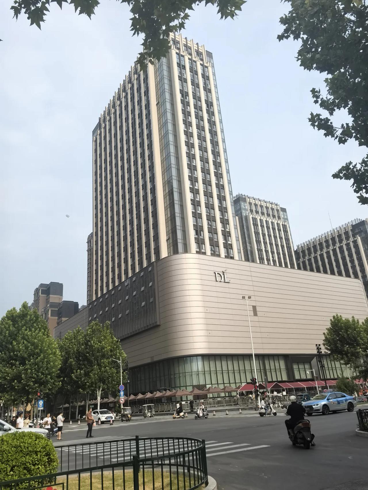 新乡胖东来

于总一直秉持的“自由和爱”，也就是这样的企业理念，他爱护员工，善待