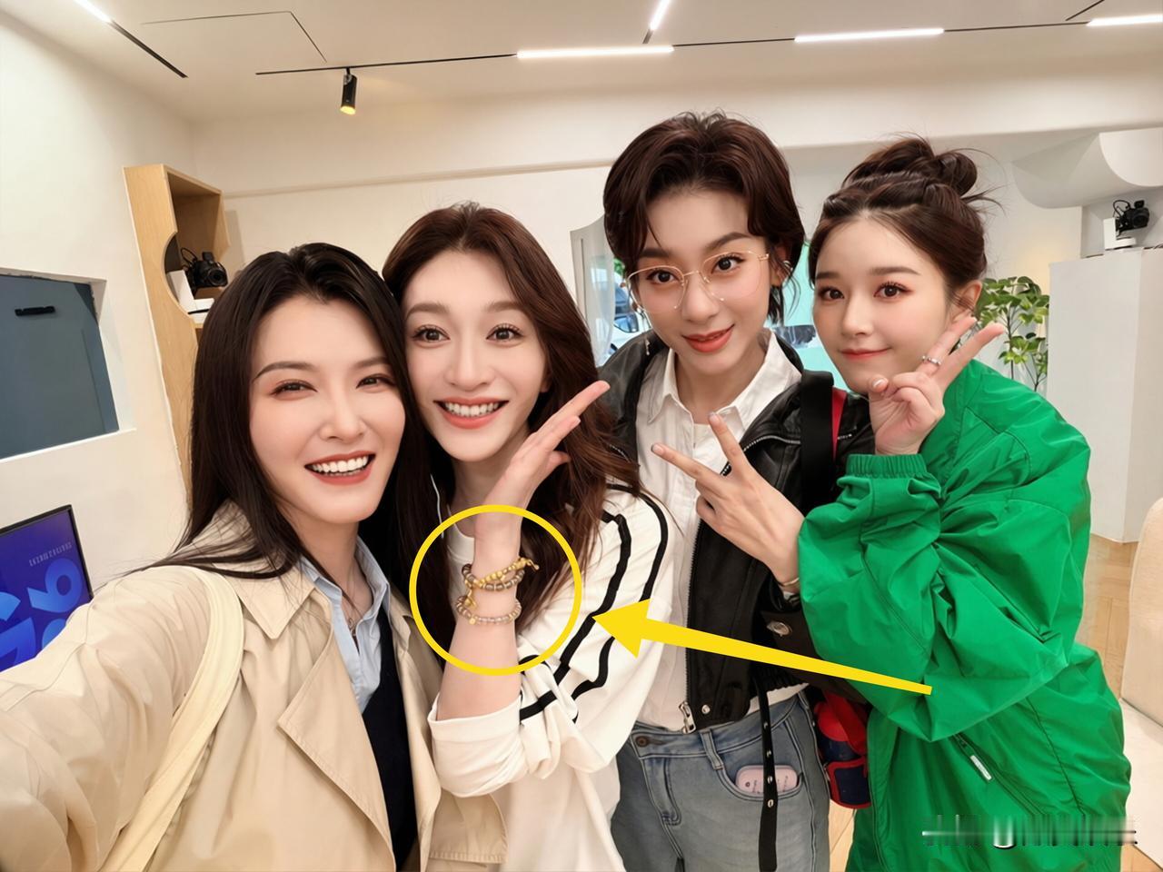 这细节没的说！

李小冉手腕上的3条手链，3种意义，仔细盘点一下你就会觉得她有多