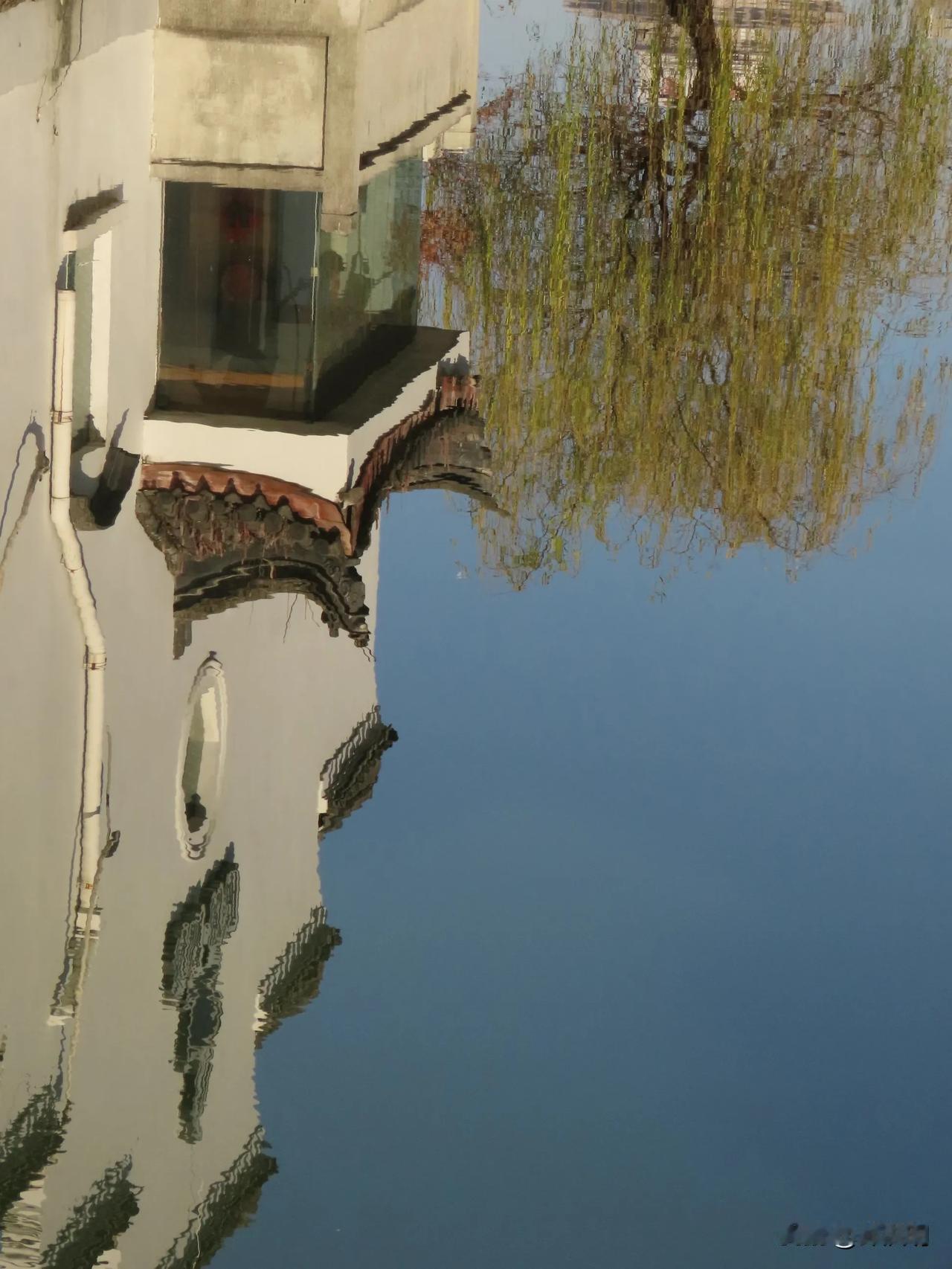 宁静湖面倒影，古韵建筑如画