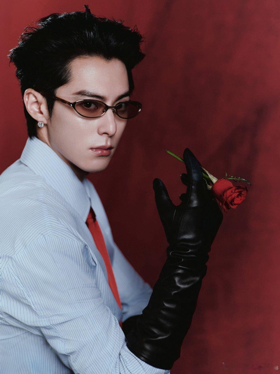 王鹤棣这组图简直是天神来的，到底是谁设计的pose 河堤太会摆pose了 ​​​