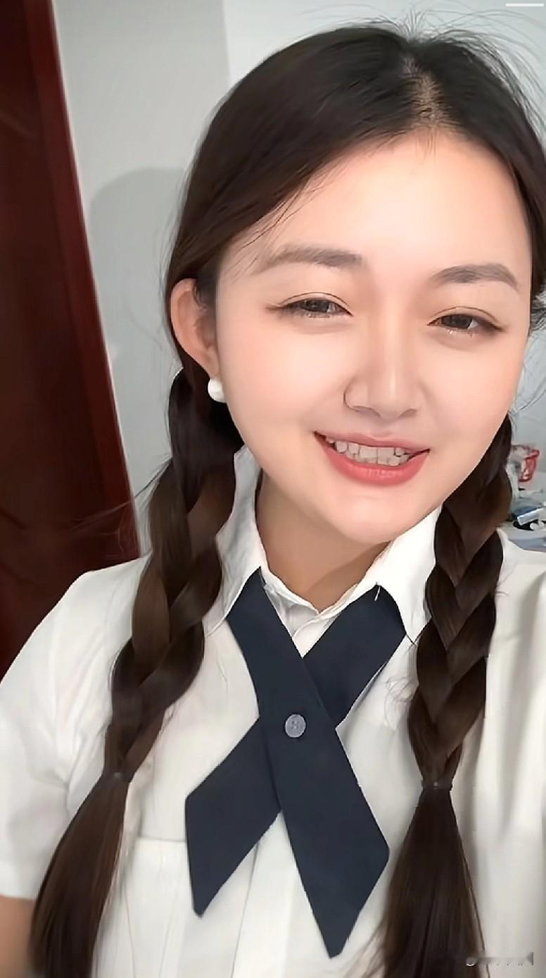 这一刻，菀菀类卿，具象化了…
像吗？