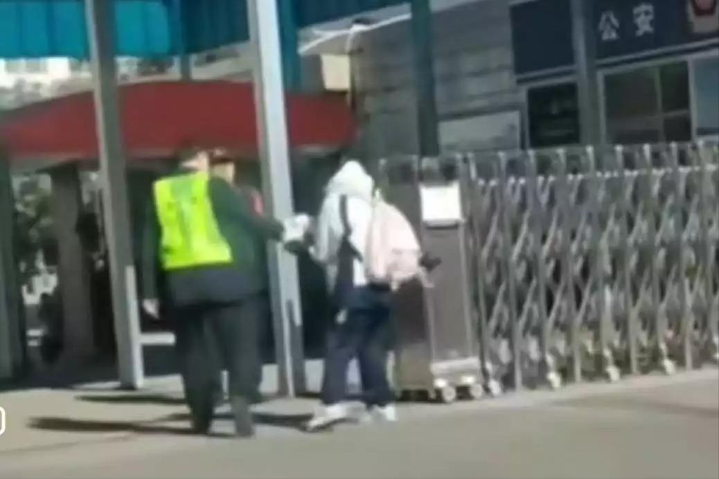 近日，山西大同四中一女同学在校门口买吃的，保安将其电动车钥匙和家门钥匙收缴，该学