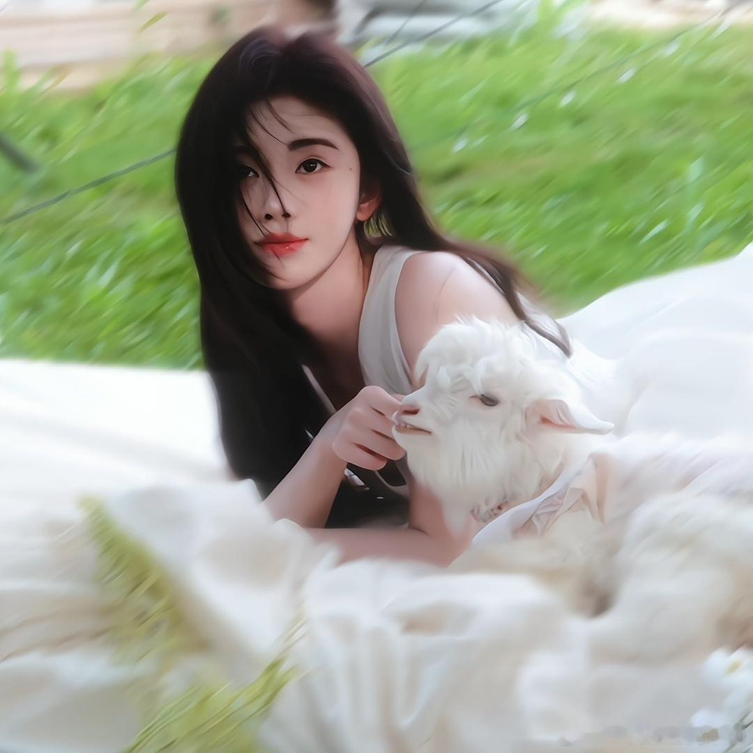 是因为旁边是鞠婧祎的缘故吗？我看这只羊都眉清目秀风韵犹存