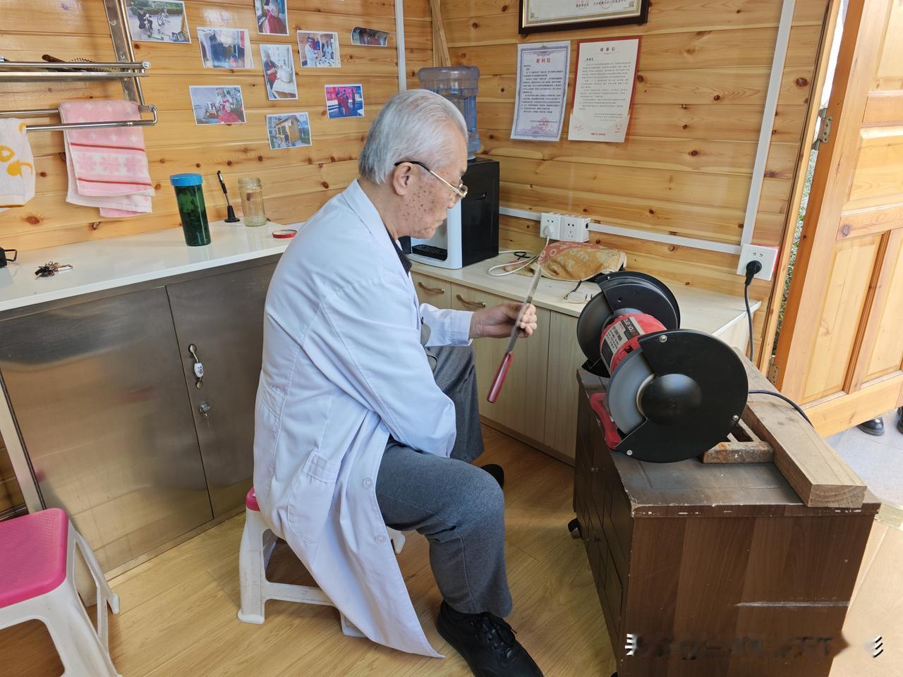 亚泉湾“爱心小木屋”里的“磨刀人生”：段叔十年坚守，磨亮邻里情
       在