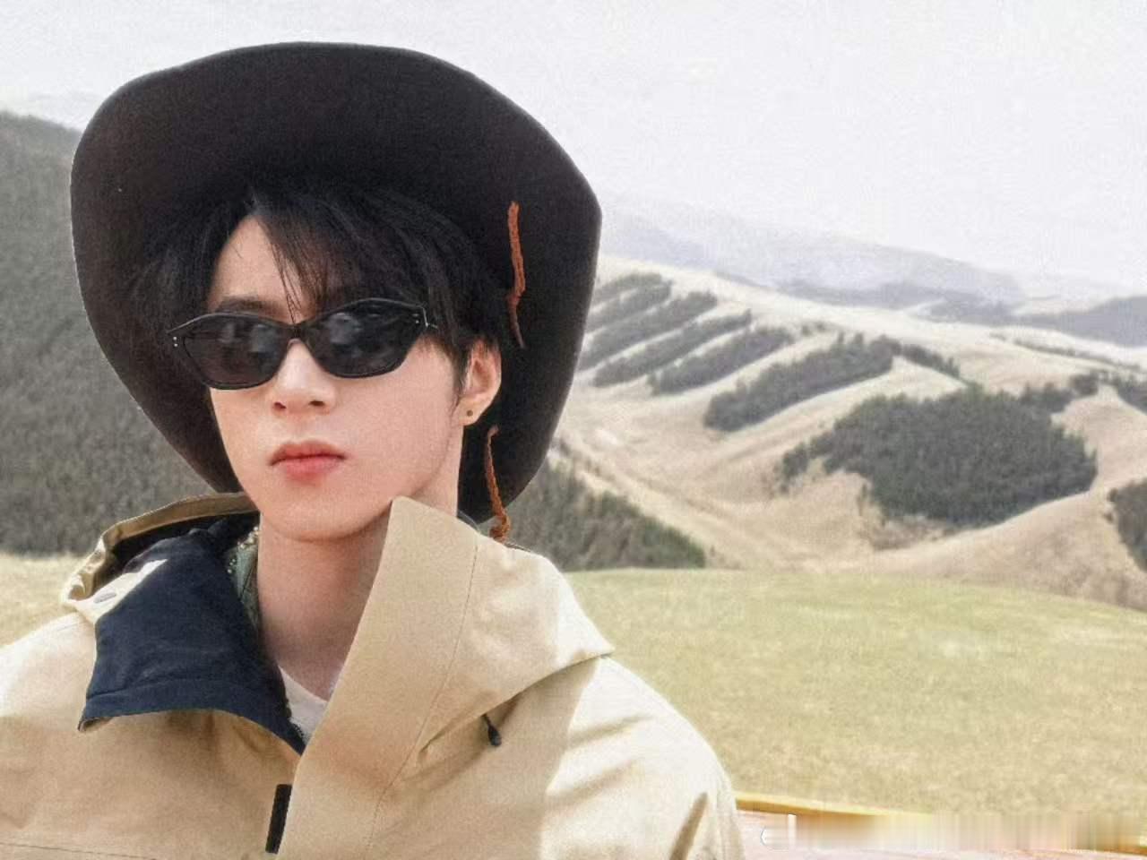 邵兵给刘耀文出神图邵兵镜头下的刘耀文 哇塞哇塞！ 