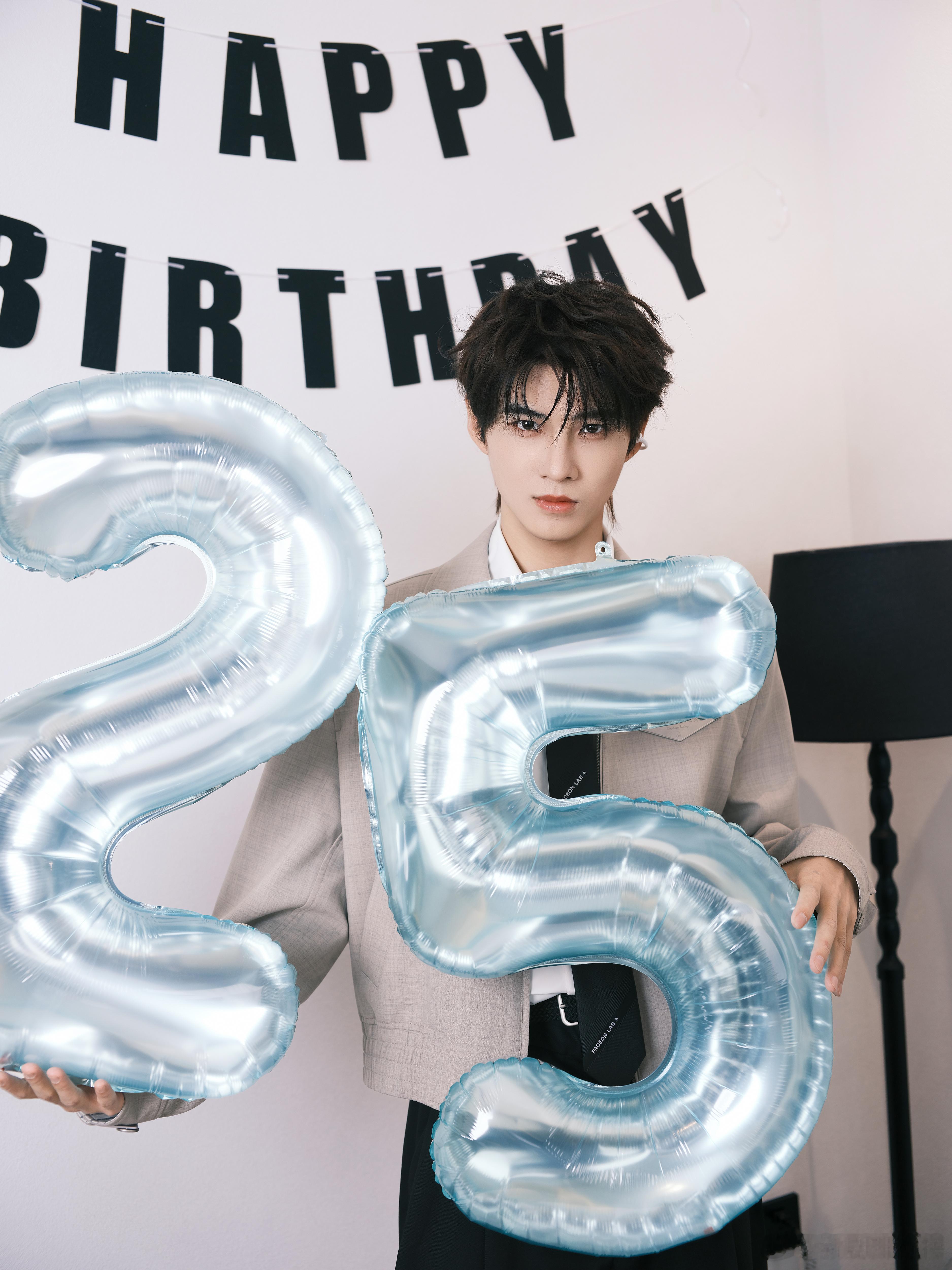 古子成薄肌被粉丝盯上了古子成直播不壮不腻的薄肌真的很加分，直播里看着清瘦有型，粉