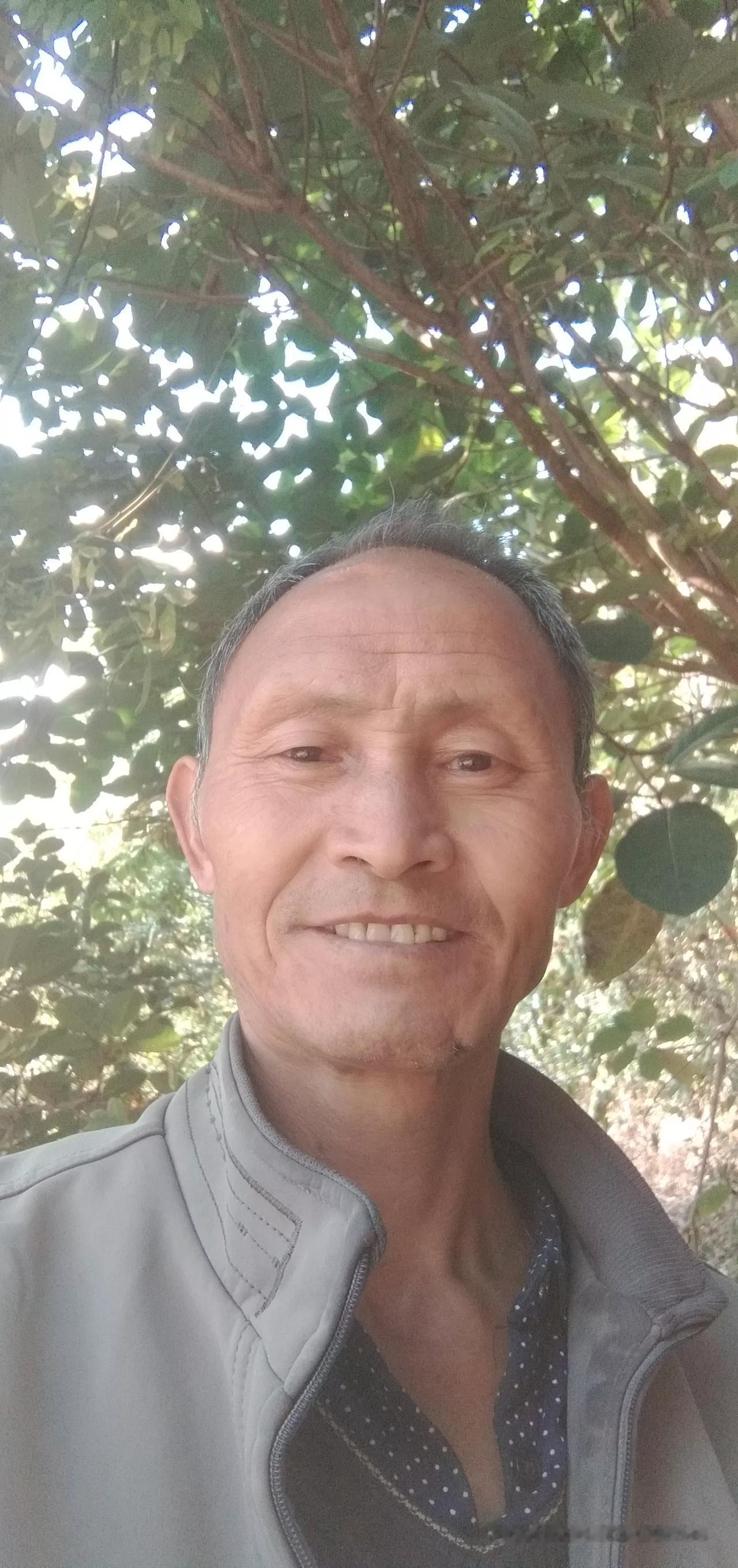 生活是不平坦的，能够历经难以想象的苦日子，往后会过得顺利，象我，说是会干木工的，