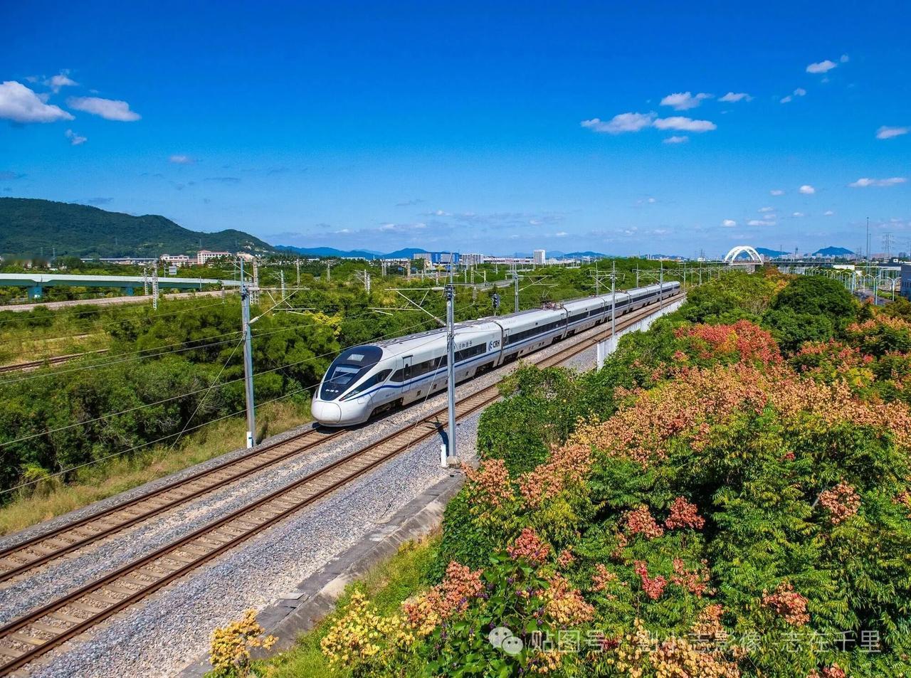 跨越山河只为重逢，时光虽逝，风景与心境依旧珍贵。这份苦乐交织的旅程，正是岁月最好