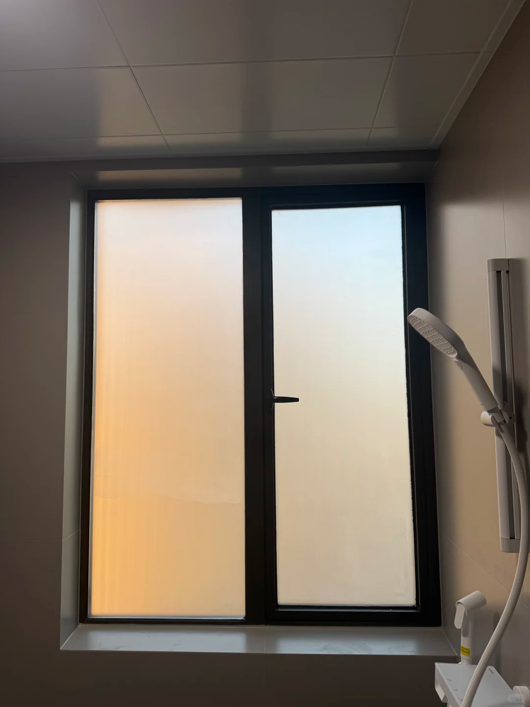 空调怎么用最省电  玻璃贴膜也能辅助省电！落地窗、大窗户采光好，夏天暴晒吸热严重
