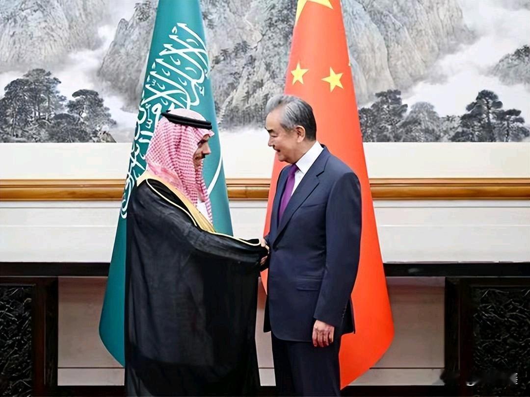 沙特这次是真拼了！8月销往亚洲的阿拉伯轻质原油，官方售价一口气砍掉11美元/桶，