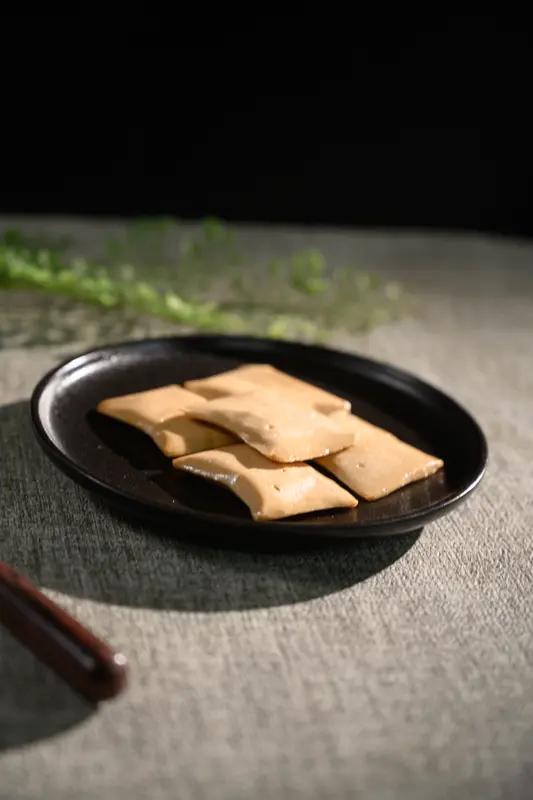 牛肉干“变身豆腐干”？夫妻逛展会遭遇“假货门”，真相令人震惊！

近日，一对恩爱