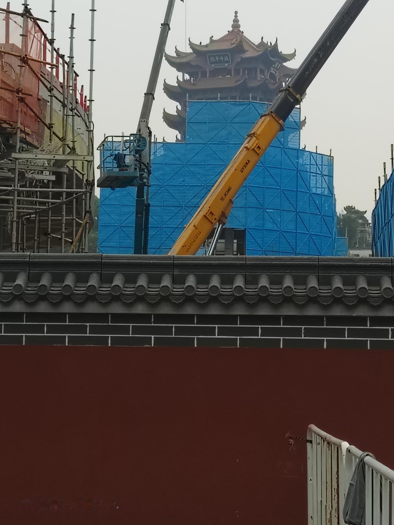 武昌黄鹤楼地铁站上面如此改造是个败笔
 黄鹤楼 地铁站上面正在改造，增加了不少建