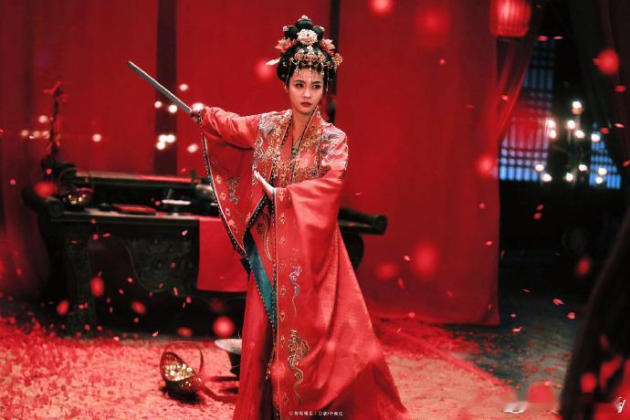 白鹿唐宫带哨进组 《唐宫奇案》这段反差感拉满！揪心的险境名场面，因为一把口哨变得