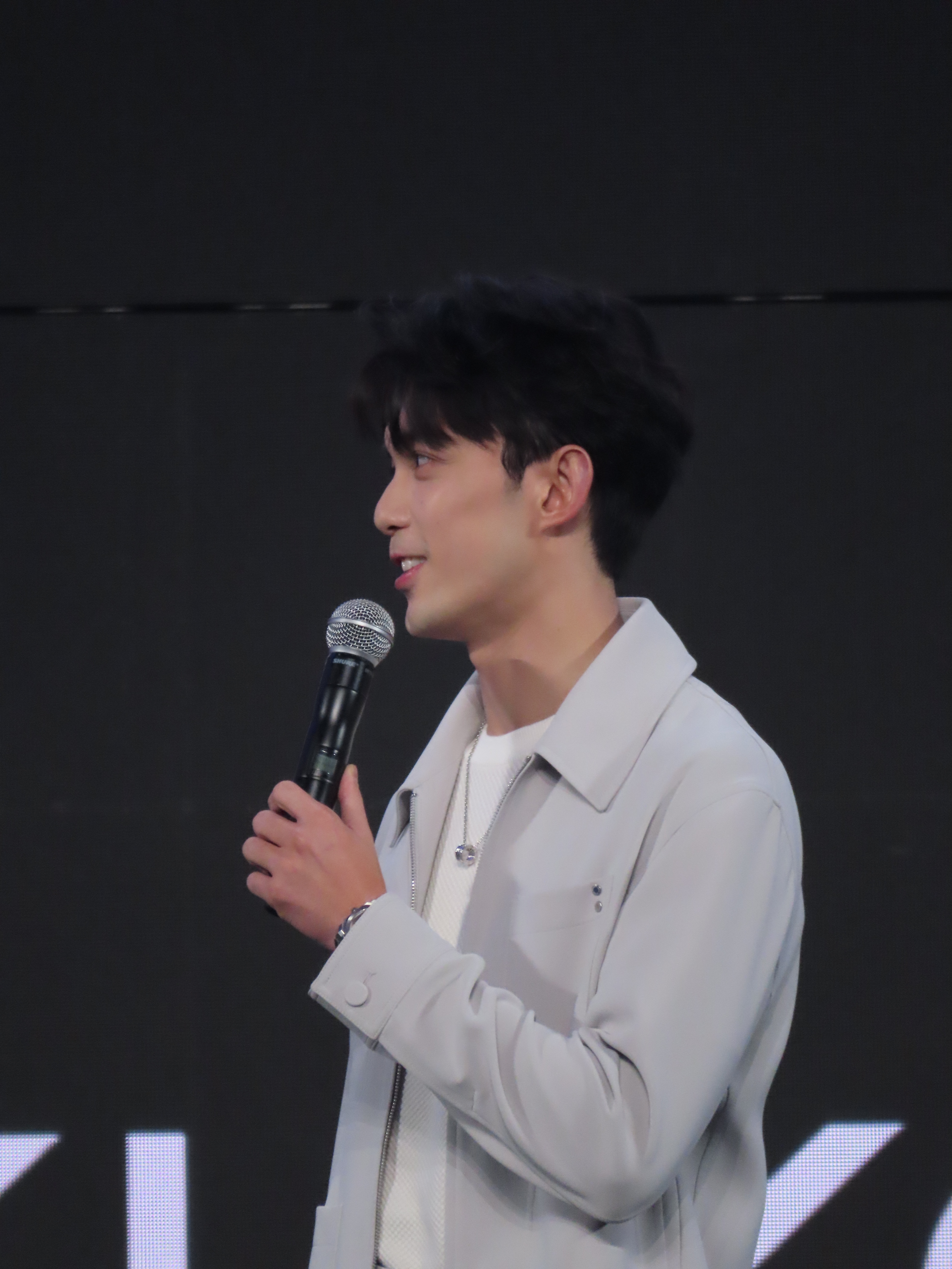 吴磊舒服磊 吴磊这波本色出演的松弛感太真实了！看他窝在角落充电的模样，完全就是卸