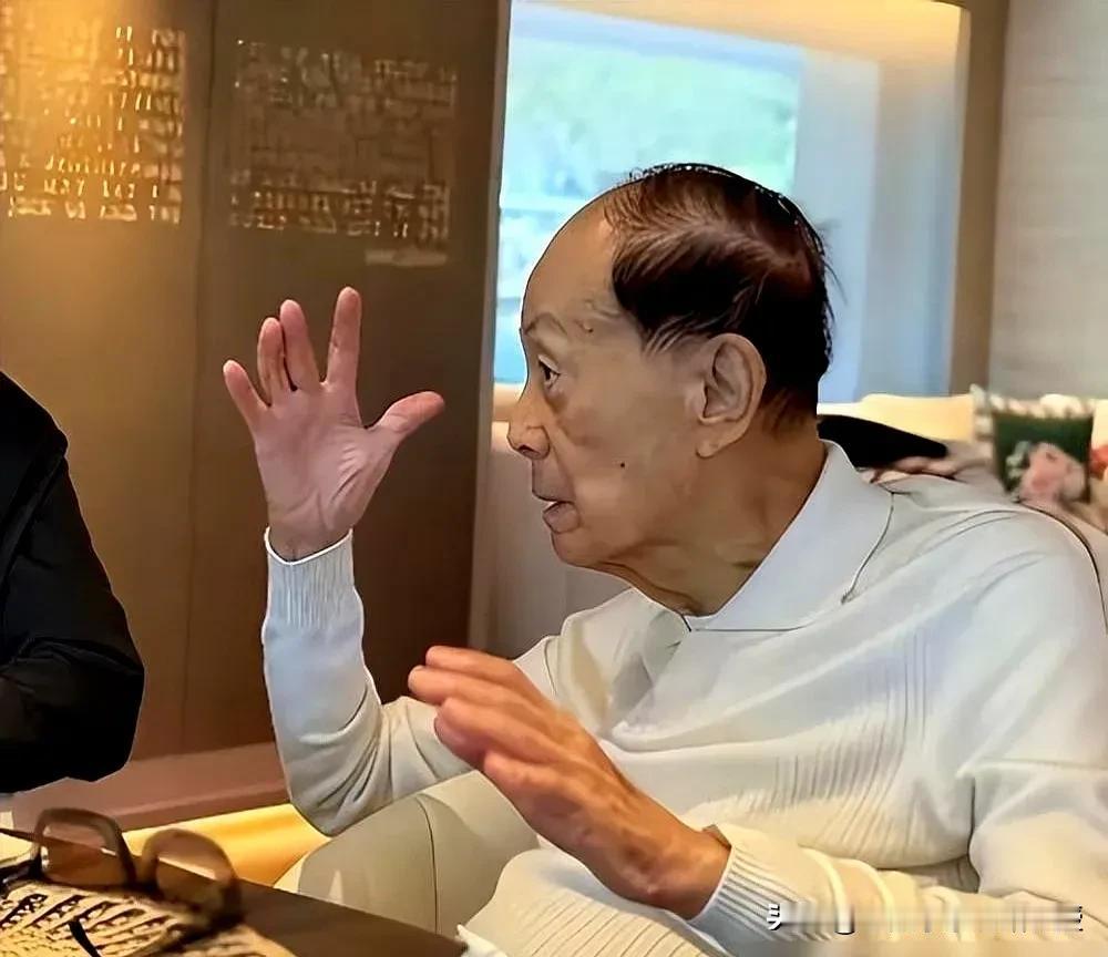 97岁李嘉诚现身火锅店畅聊！2000万抗癌神器已经造福50名患者，能全民普及免费