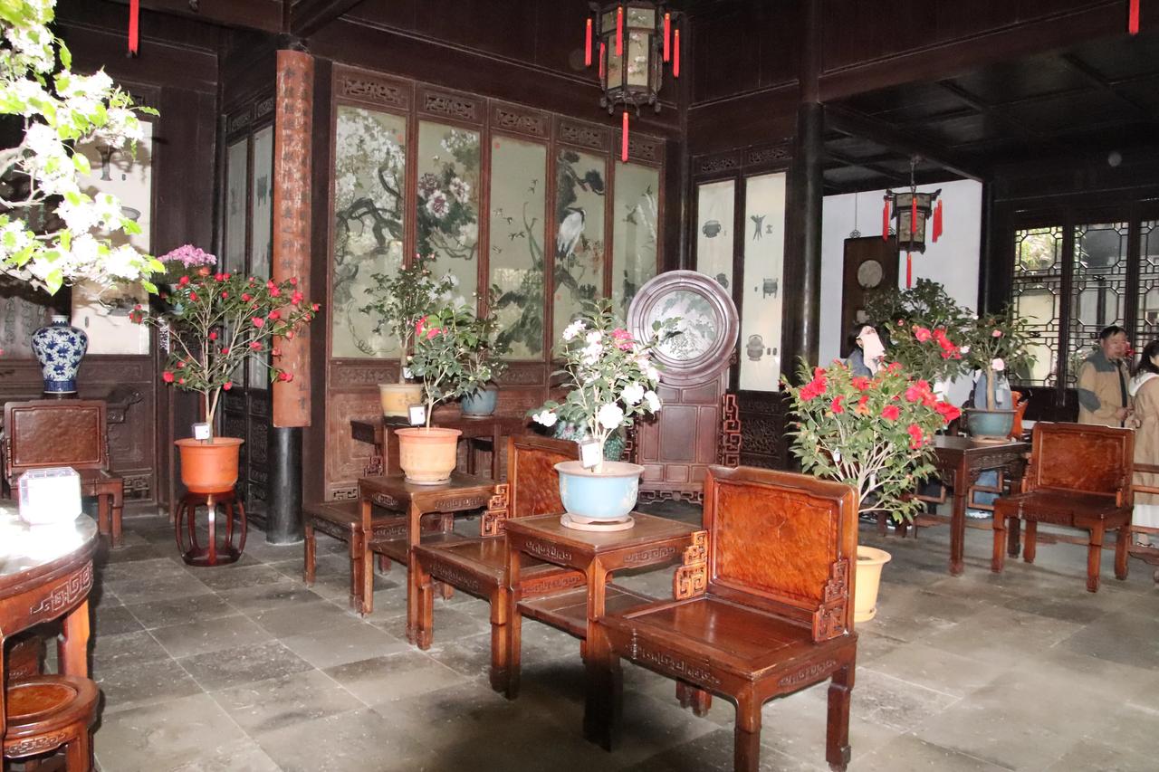 
请欣赏一下我的单反相机摄影作品：价值连城的苏州留园红木厅！
这三张作品没有经过