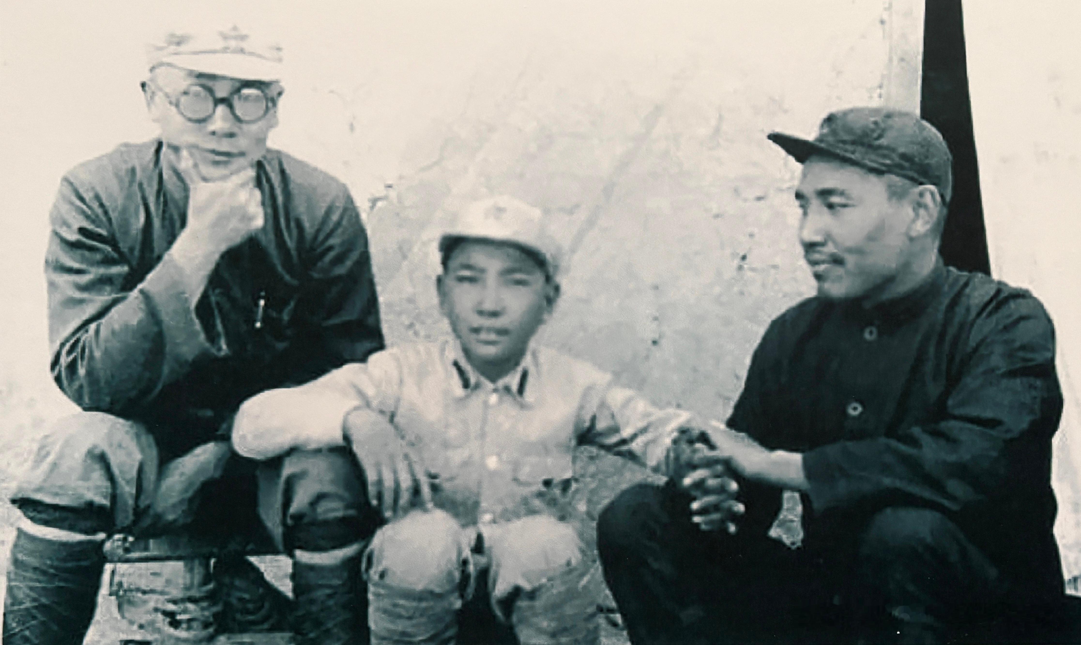 1936年李克农（左一）和战友在延安。中央联络局1935年冬成立，李克农任局长，