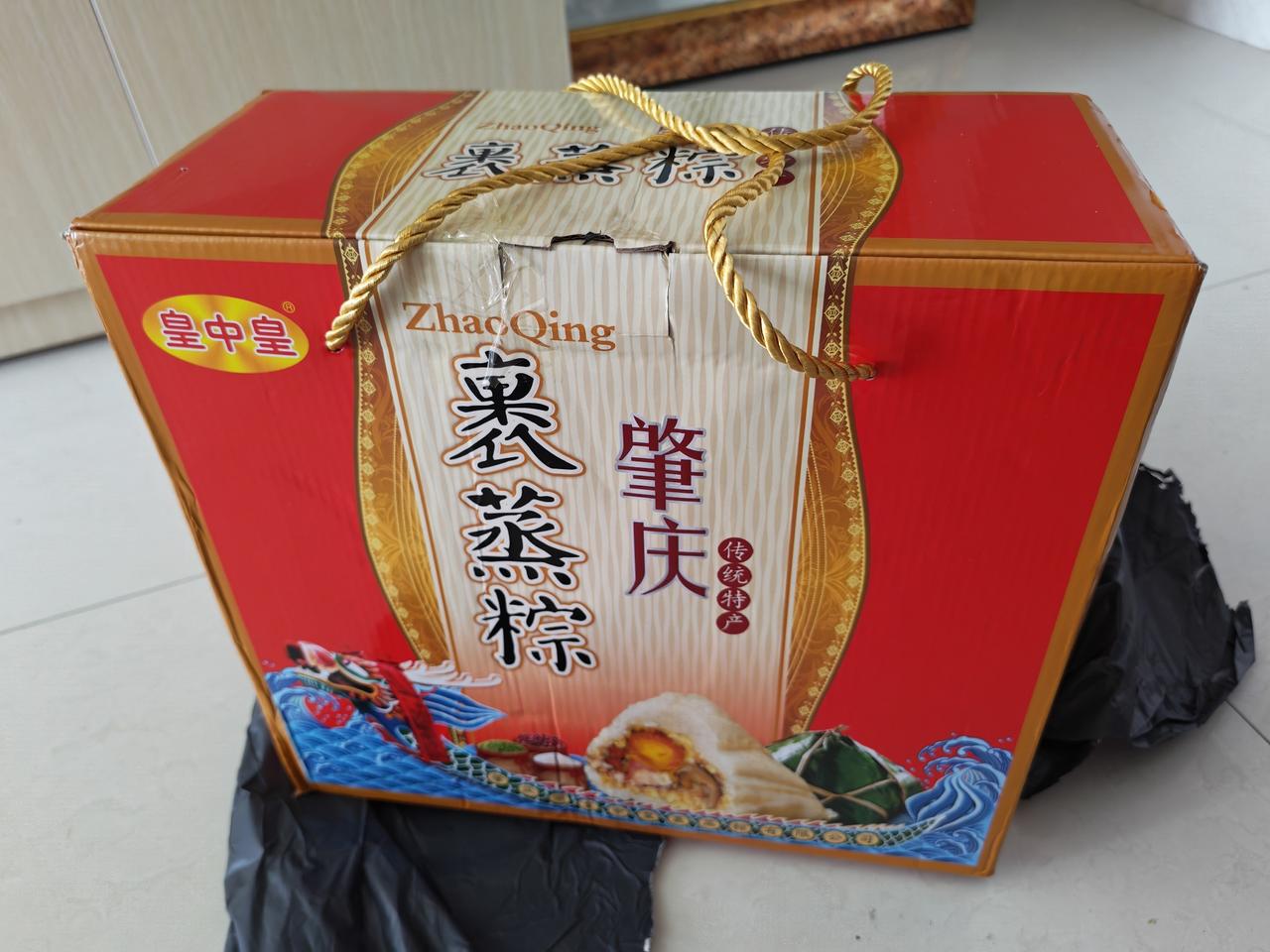 收到孩子从深圳寄来的广式传统裹蒸粽，心里暖乎乎的。这裹蒸粽可不一般，它是肇庆特色