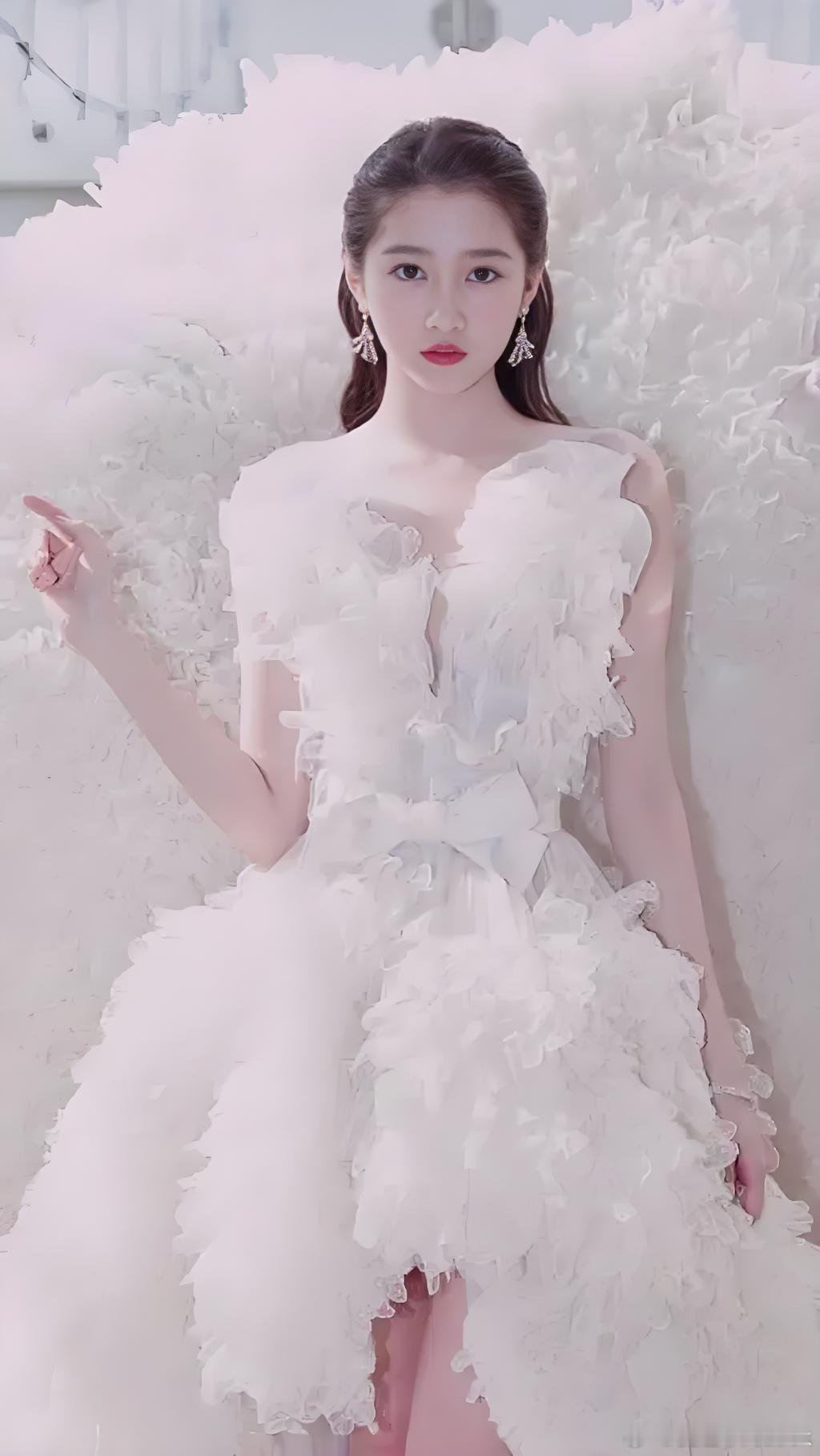 关晓彤身材在内娱也超绝般的存在，什么风格都能驾驭，一双大长腿更是加分不少，可仙气