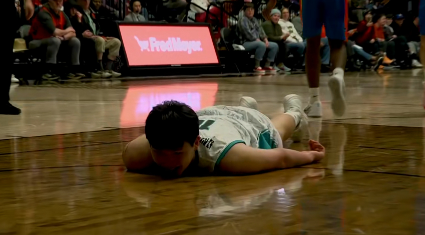 从这张图就能看出杨瀚森的状态。14分17篮板2助攻2封盖篮板创新高；球队大胜这都