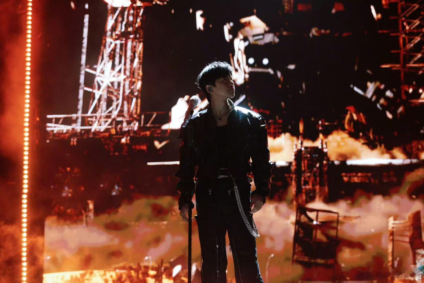 张杰解约案天价违约金是粉丝凑的张杰用行动回应粉丝！手写 ID 办免费演唱会，还捐