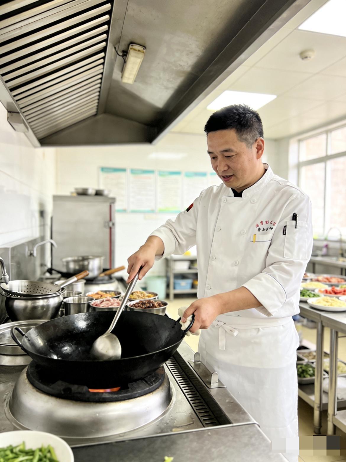 “亲哥到底算不算直系亲属！”亲哥病危请假15天，公司竟然死活不给批？男子无奈回家