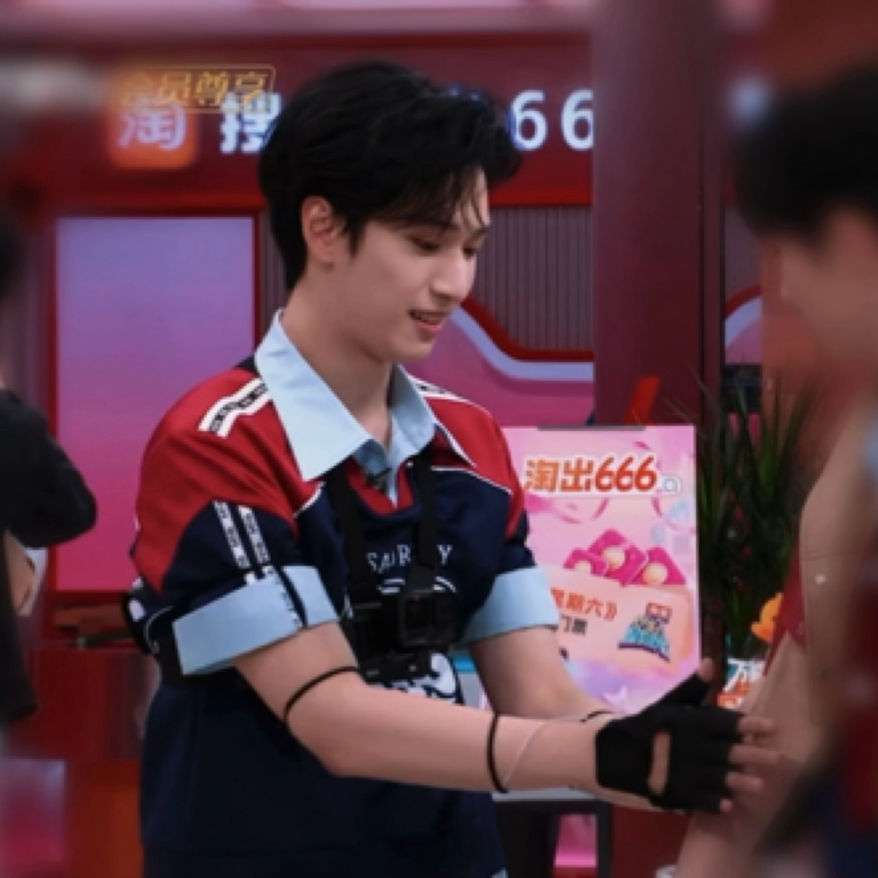 嗯嗯咱也不知道这手套和几根绳子为何在严浩翔手上就这么塞克西。 