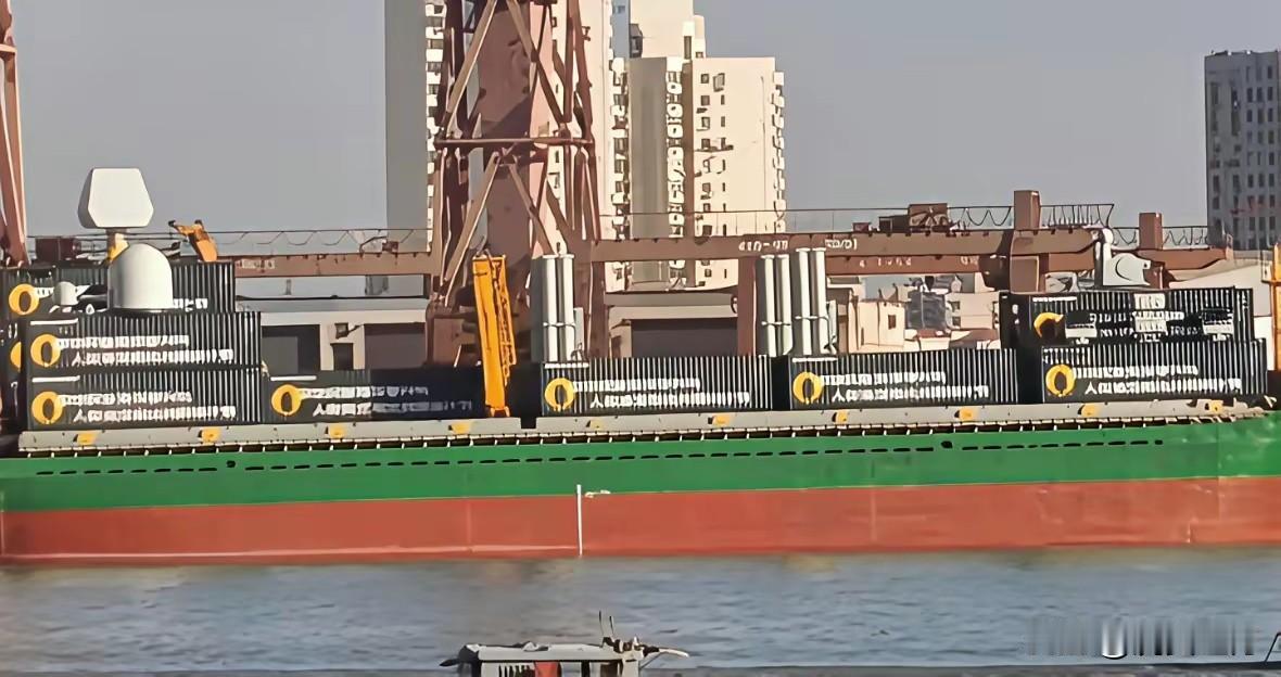 中国为了防海盗打劫，将1艘标准集装箱船改装为导弹发射船。
没办法呀！形势所逼。全