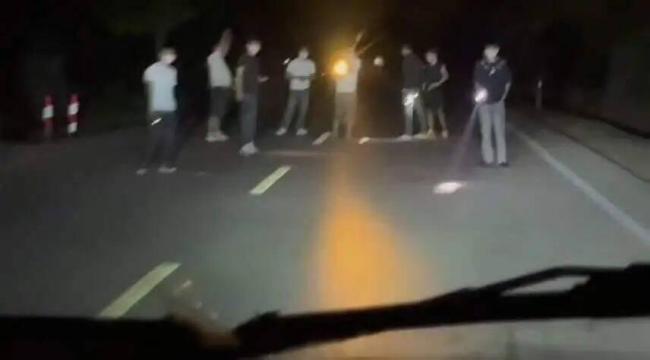 广西靖西市地州镇国道近期出现多名男子持手电筒拦车现象，引发网民关注。当地官方4月