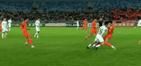 第23分钟，青岛红狮11号犯规直红罚下。 