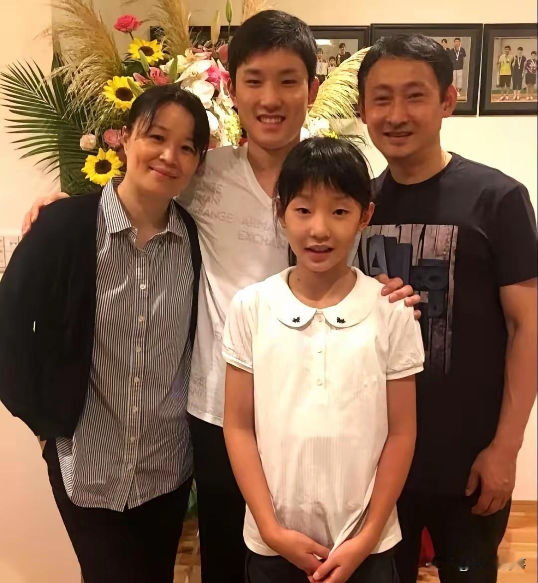 同样是打球，
张本一家真的太让人羡慕。
 
兄妹俩都能打到世界顶尖，
这种情况真