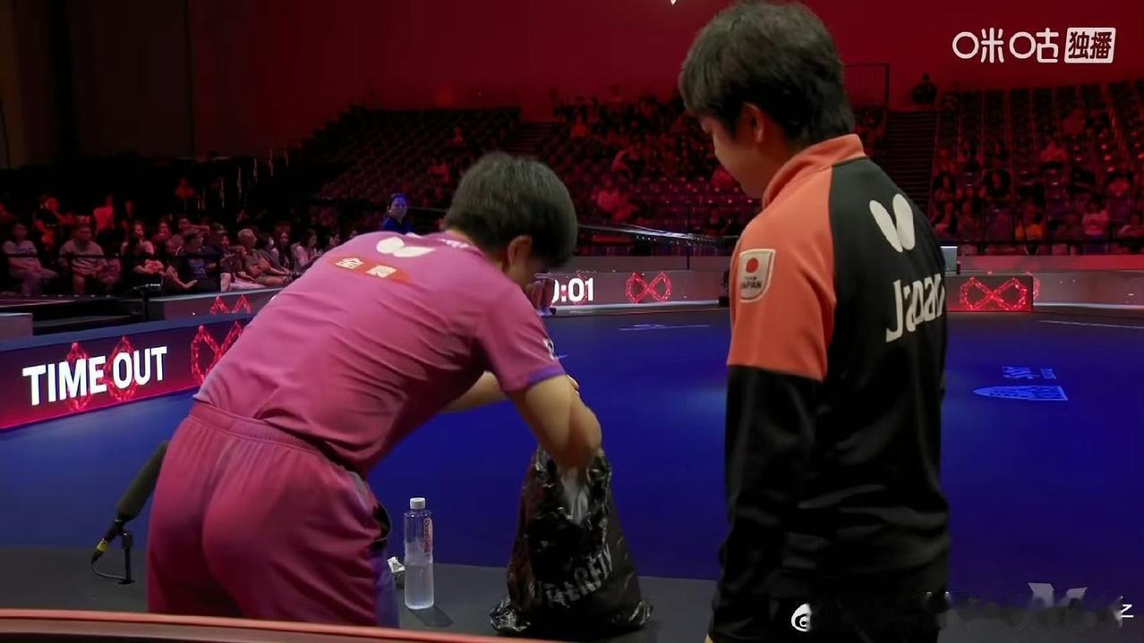笑不活了！张本智和第一局暂停急着换衣服，居然是穿错了户上隼辅的球衣，场边紧急换装