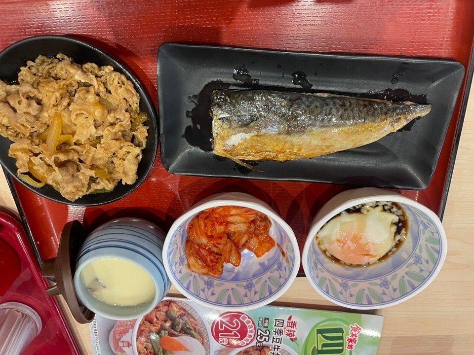 加班晚了懒得做饭，就拐进食其家吃青花鱼吧，再加个鳗鱼饭，配个啤酒，也算我的深夜食