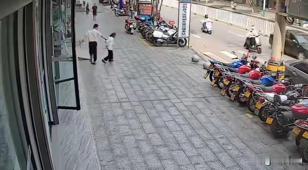 是脑子抽了还是无事生非？老人正常行走，男子莫名其妙殴打老人，事后扬长而去。

据