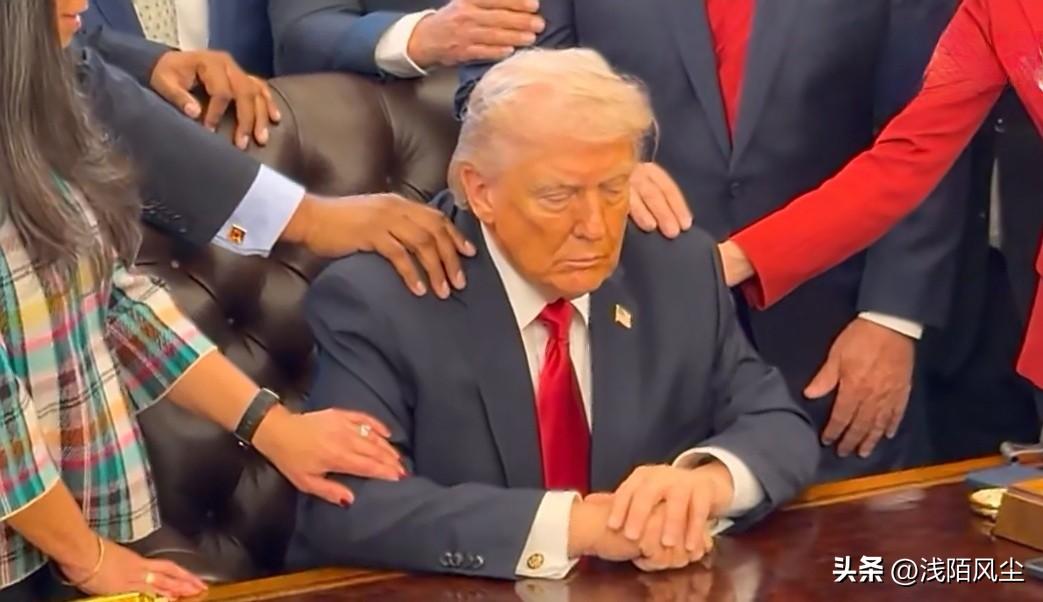 美国牧师们在白宫椭圆形办公室为特朗普祈祷。