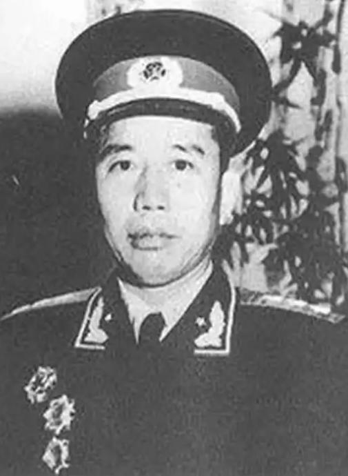 1950年2月5日凌晨，新疆昌吉。2500多名刚改编成解放军的骑兵突然哗变，士兵