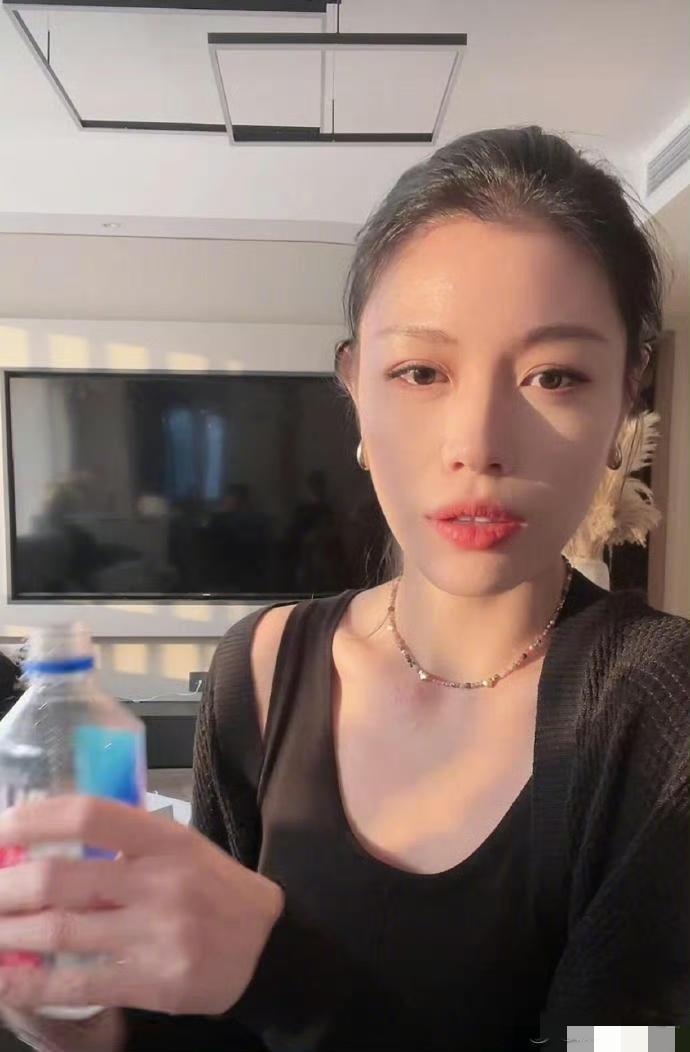 理解汪峰了，小苹果亲妈葛荟婕脑袋真的有问题。

花 3万块钱做了戒酒手术，出院第