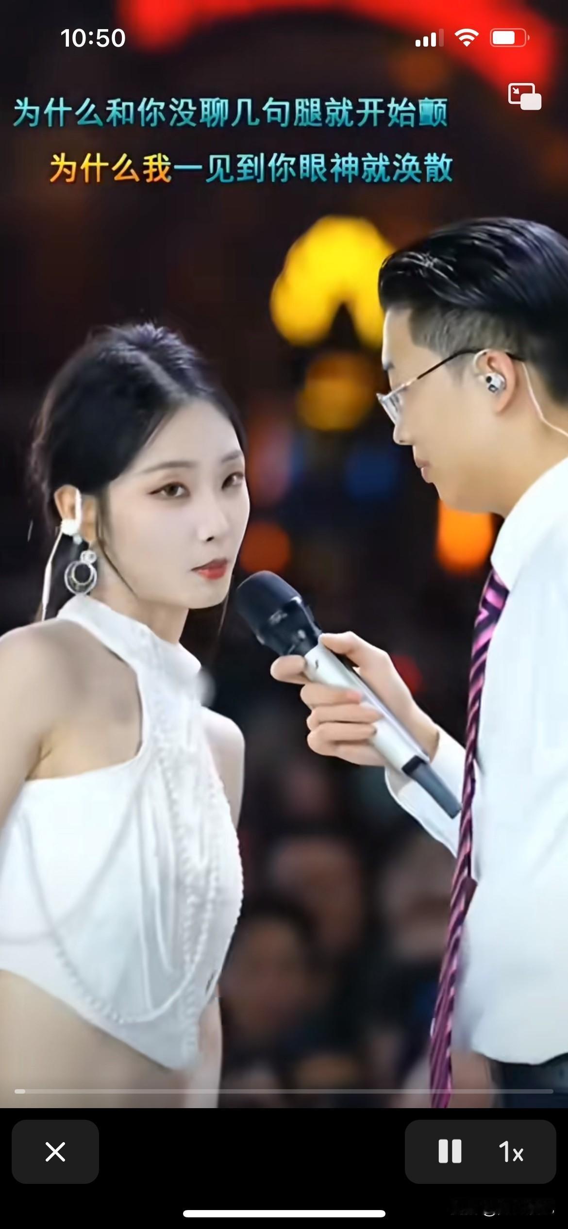 有哪个女人能承受自己的老公在台上跟另外一个女人这种亲密接触，可能就是钞票的能，郭