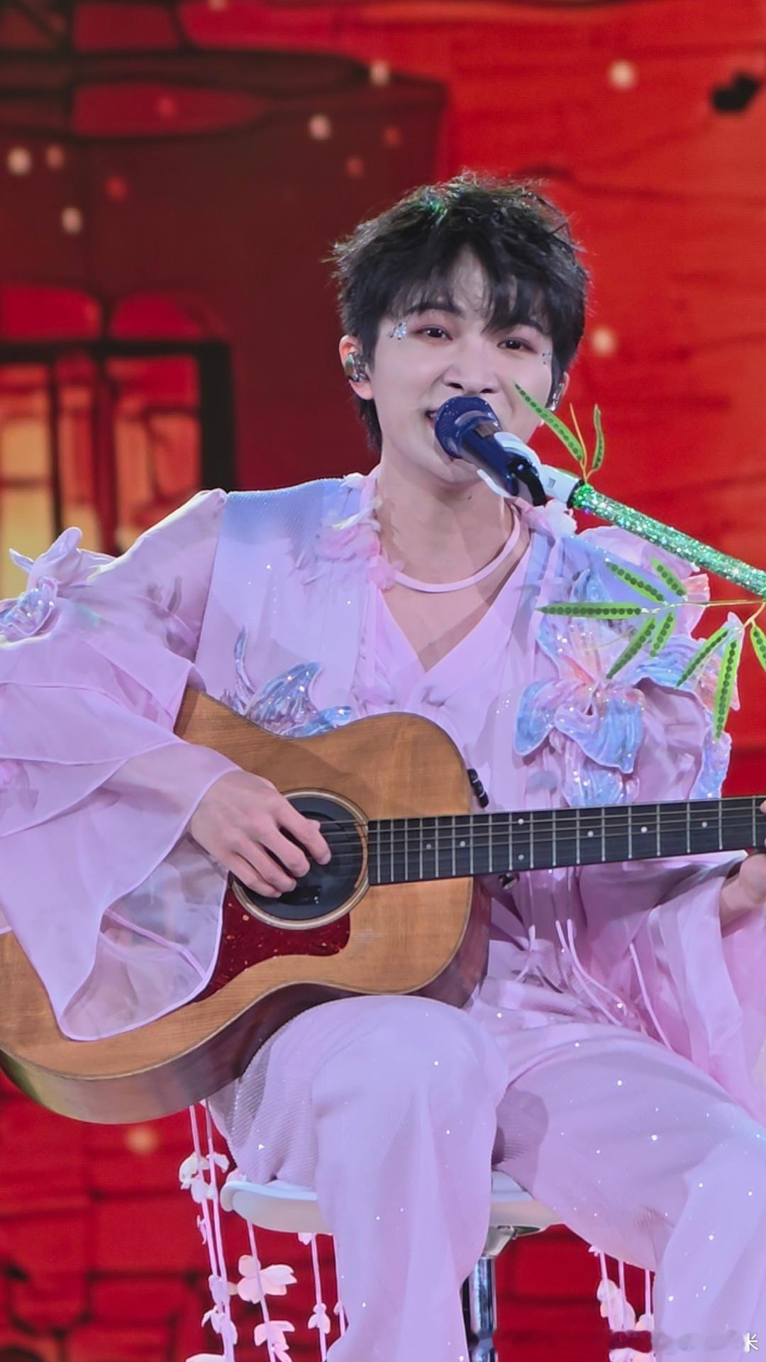 周深[超话]周深成都演唱会 吉他🎸上场 ​​​